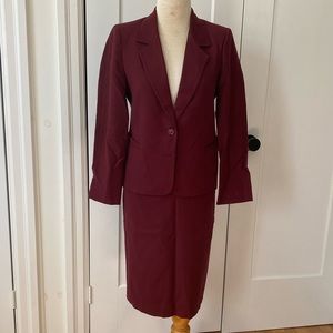 Vintage 80’s suit. Blazer and pencil skirt.